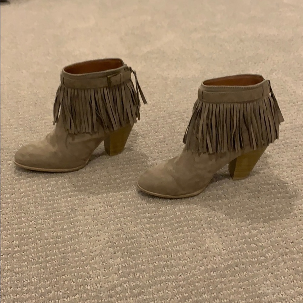Fringe moccasins heels!